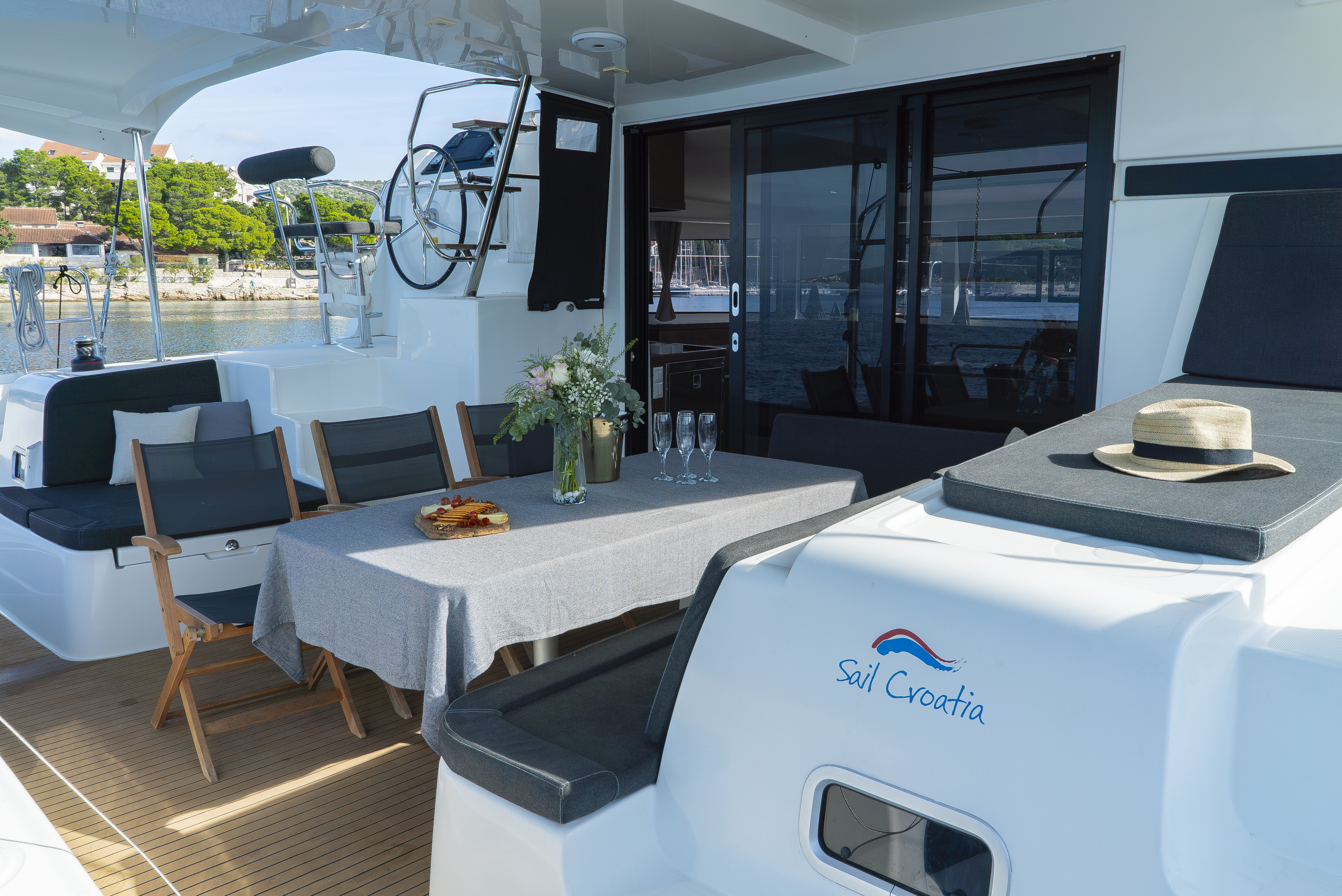 Lagoon 42 | Blackbird