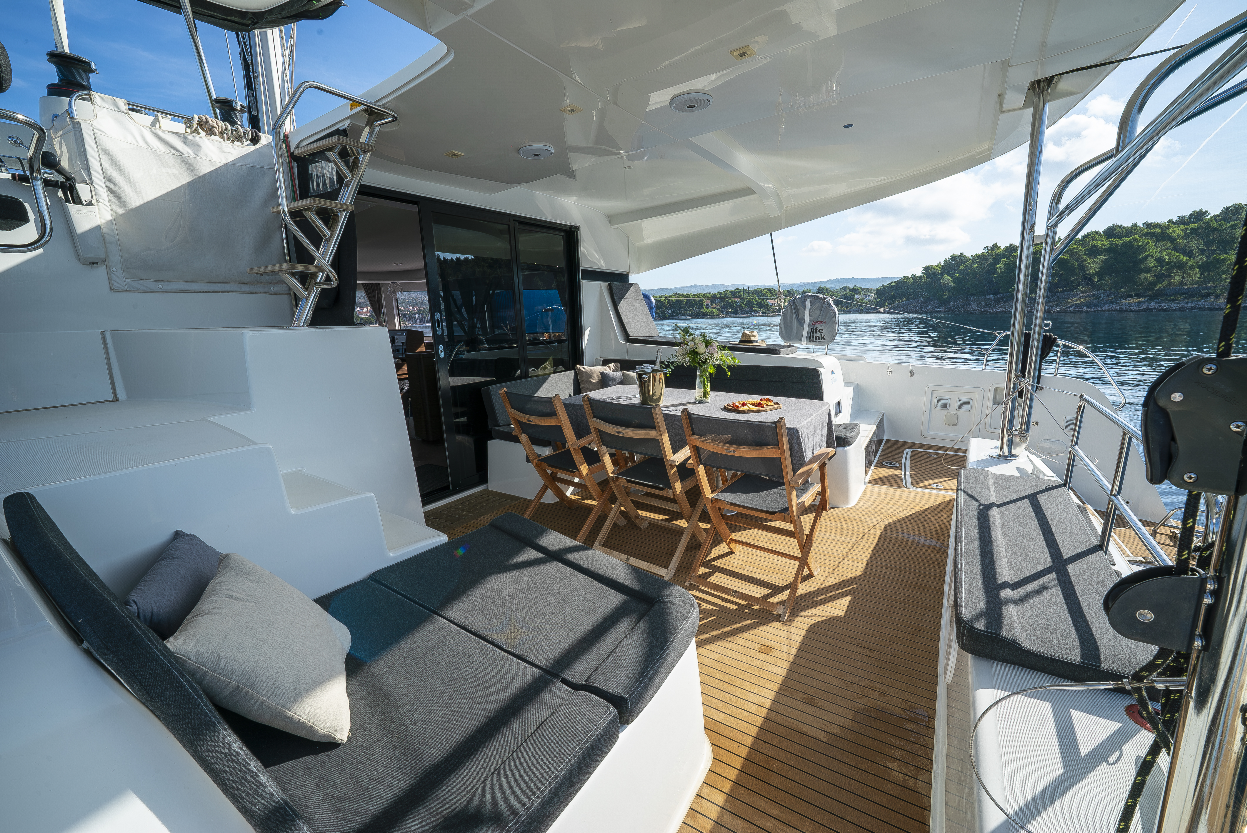 Lagoon 42 | Blackbird